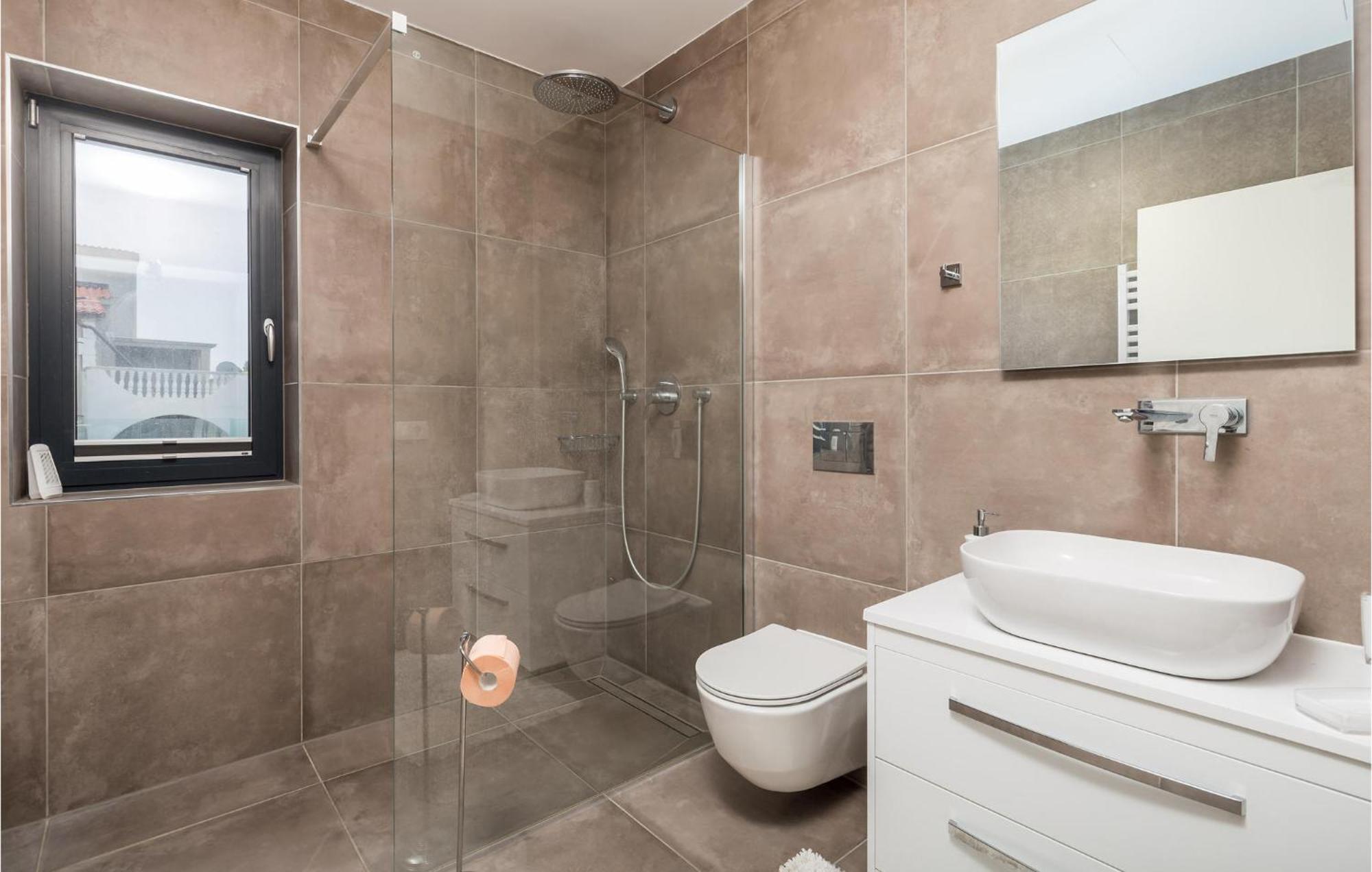 4 Bedroom Gorgeous Home In Lun Lun  Exterior photo