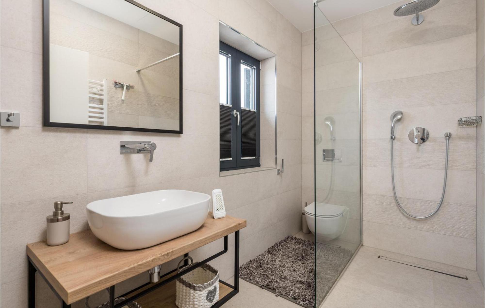 4 Bedroom Gorgeous Home In Lun Lun  Exterior photo