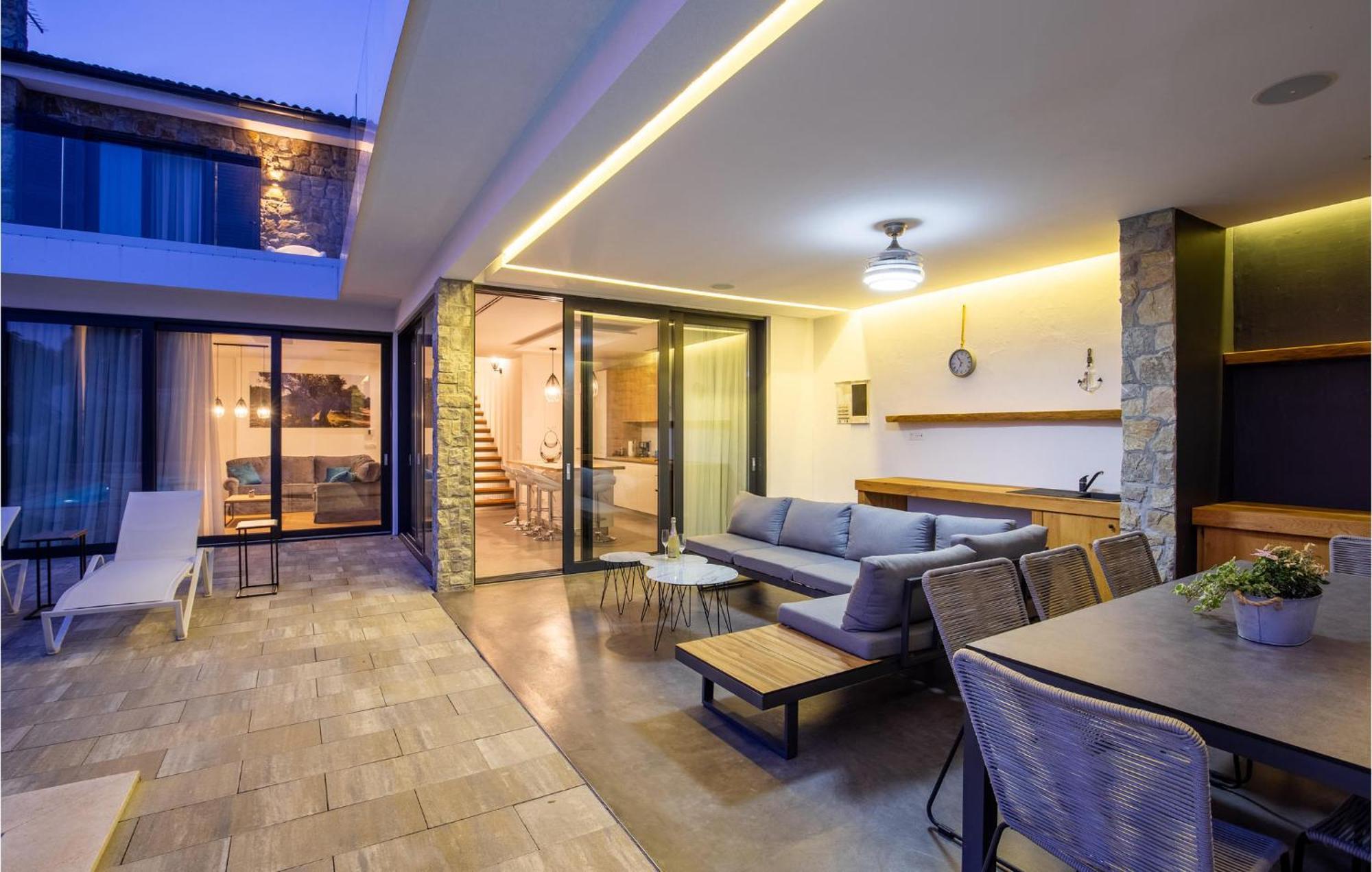 4 Bedroom Gorgeous Home In Lun Lun  Exterior photo